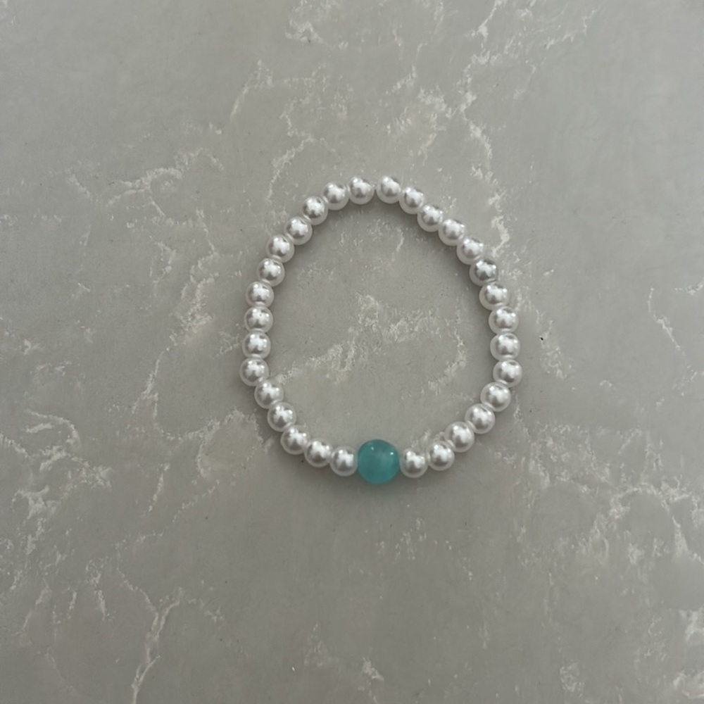4 bracelets - Picture 5 of 6